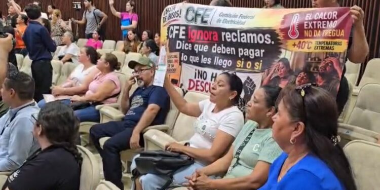 Con medidores en mano, familias toman el Congreso de Sinaloa por recibos de luz de hasta 100 mil pesos