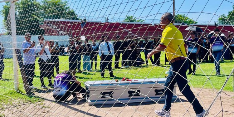 La cancha donde crecieron les dio el último adiós; despiden entre lágrimas a Jonathan, Cristian y Edwin
