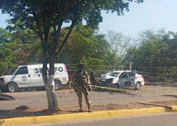 Muere taxista de 81 años tras recibir una descarga eléctrica luego de chocar contra un poste en la carretera Culiacán–Navolato