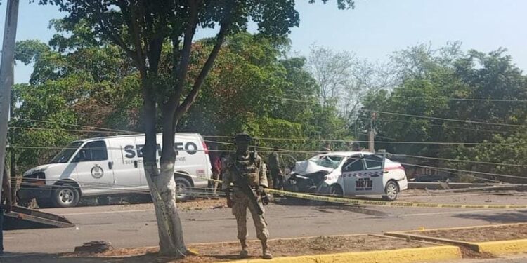 Muere taxista de 81 años tras recibir una descarga eléctrica luego de chocar contra un poste en la carretera Culiacán–Navolato