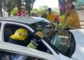 Mujer resulta lesionada tras chocar contra un árbol en la colonia La Campiña