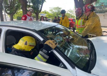 Mujer resulta lesionada tras chocar contra un árbol en la colonia La Campiña