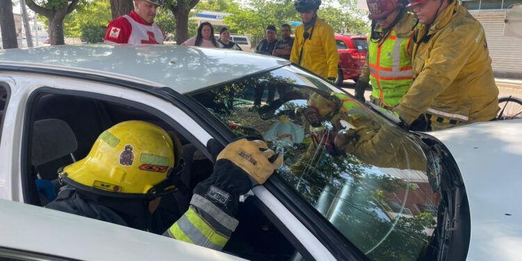 Mujer resulta lesionada tras chocar contra un árbol en la colonia La Campiña
