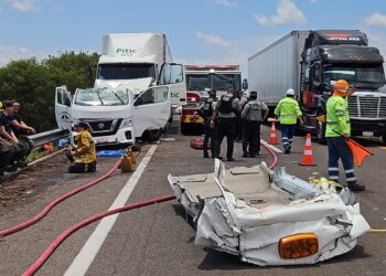 Dos trabajadores de la autopista Culiacán-Mazatlán mueren y dos más resultan graves tras choque con tráiler