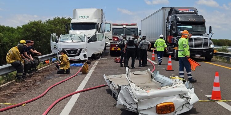 Dos trabajadores de la autopista Culiacán-Mazatlán mueren y dos más resultan graves tras choque con tráiler
