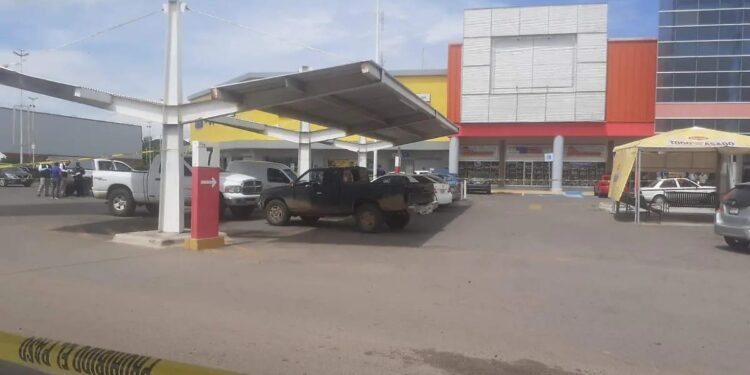 Asaltan Bancoppel en Aguaruto; ladrón escapa con 30 mil pesos tras amenazar a cajera