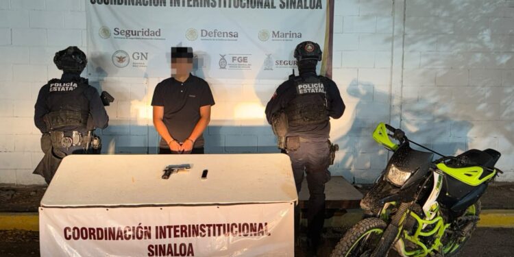 Civil armado fue detenido en Culiacán por el Grupo Interinstitucional cuando transitaba en una motocicleta