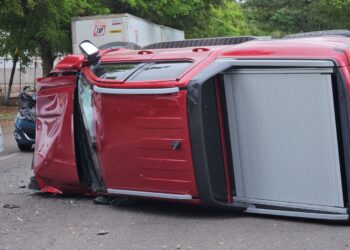 Aparatoso choque y volcadura en la carretera Navolato-Culiacán deja solo daños materiales