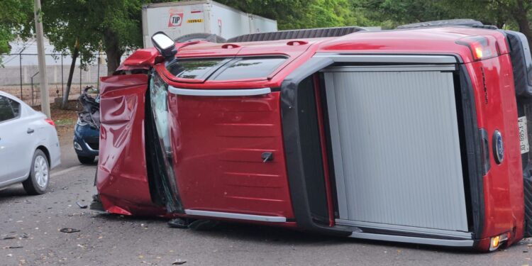 Aparatoso choque y volcadura en la carretera Navolato-Culiacán deja solo daños materiales
