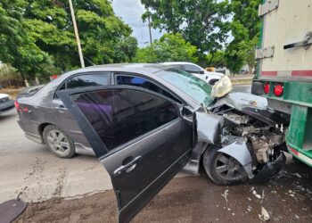 Pareja resulta lesionada tras chocar contra un tráiler estacionado en la calzada Aeropuerto de Culiacán