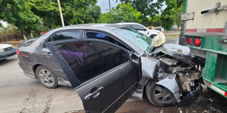 Pareja resulta lesionada tras chocar contra un tráiler estacionado en la calzada Aeropuerto de Culiacán