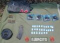 Cargadores, cartuchos y dosis de presunta droga al interior de una mochila, lo asegurado por el Grupo Interinstitucional en Mazatlán