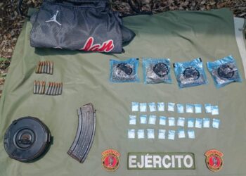 Cargadores, cartuchos y dosis de presunta droga al interior de una mochila, lo asegurado por el Grupo Interinstitucional en Mazatlán