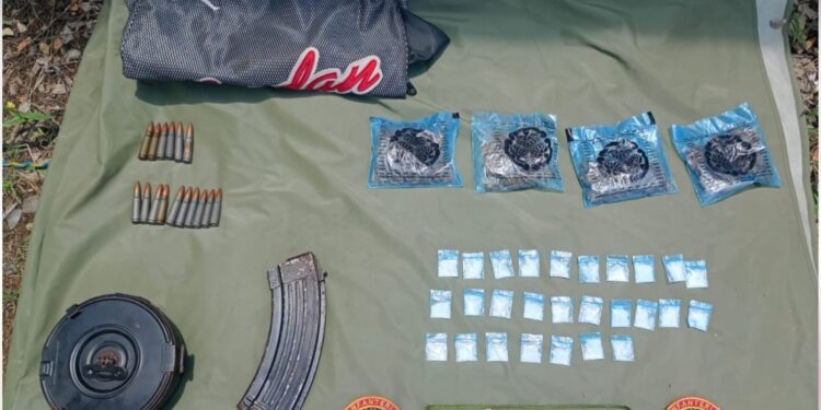 Cargadores, cartuchos y dosis de presunta droga al interior de una mochila, lo asegurado por el Grupo Interinstitucional en Mazatlán