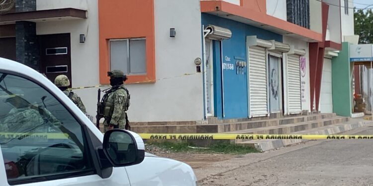 Atacan a balazos a otra estilista frente al negocio donde ayer asesinaron a una mujer en Culiacán