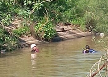 Muere ahogado un trabajador y otro es rescatado tras caer con todo y vehículo al canal San Lorenzo, al sur de Culiacán
