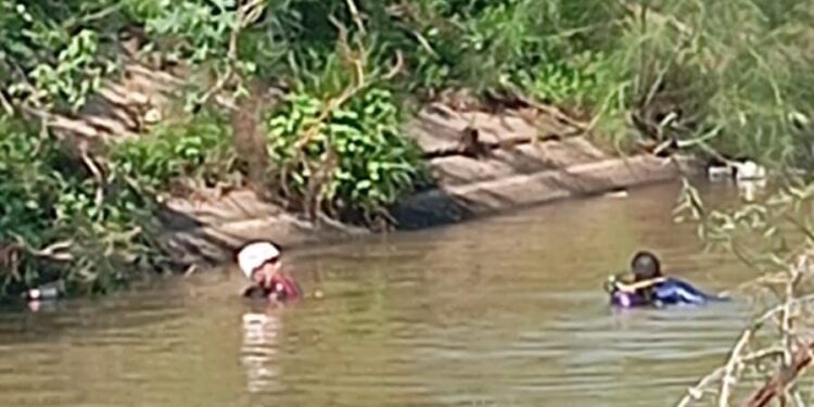 Muere ahogado un trabajador y otro es rescatado tras caer con todo y vehículo al canal San Lorenzo, al sur de Culiacán