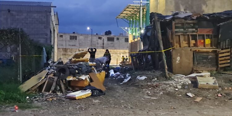 Asesinan a balazos a un hombre dentro de una choza en una zona de invasión al sur de Culiacán