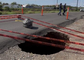 Gigante socavón  aparece  tras las lluvias en la avenida Federalismo; vecinos aseguran que son recurrentes