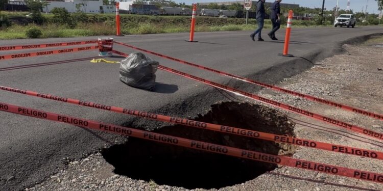 Gigante socavón  aparece  tras las lluvias en la avenida Federalismo; vecinos aseguran que son recurrentes