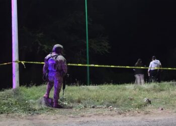Motociclista muere tras chocar de frente contra camión de transporte de jornaleros en Villa Juárez