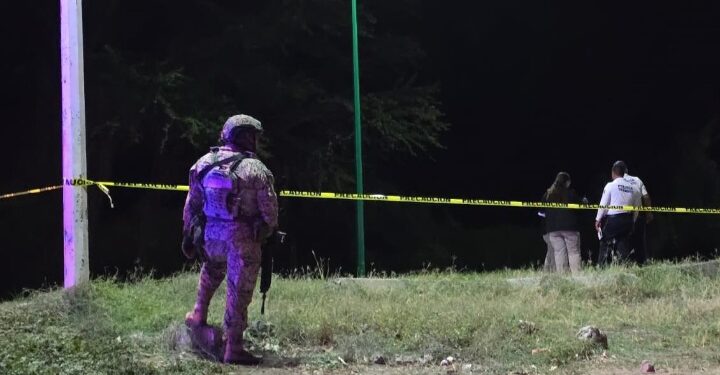 Motociclista muere tras chocar de frente contra camión de transporte de jornaleros en Villa Juárez