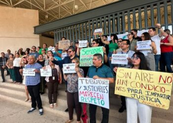 “Trabajamos en un horno”: estalla protesta en juzgados federales de Culiacán por calor extremo y falta de agua
