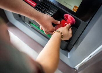¡Evita ser víctima de “desplazadores de tarjetas” en cajeros automáticos y denuncia al 9-1-1 o 089 la presencia de personas sospechosas!