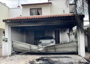 Grupo armado vandaliza vivienda y quema vehículo robado en Camino Real