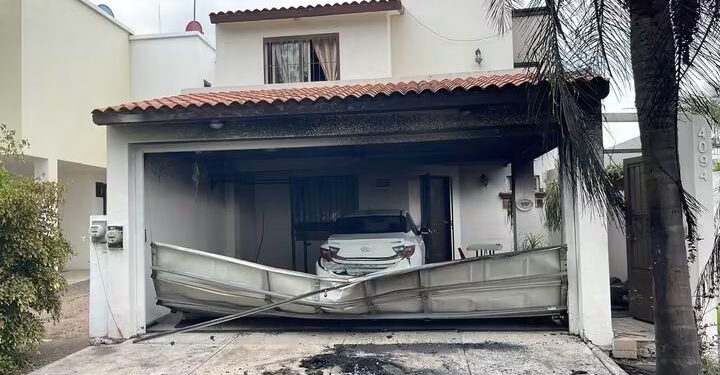 Grupo armado vandaliza vivienda y quema vehículo robado en Camino Real