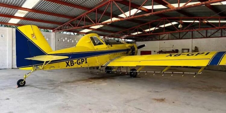 FGR y Marina aseguran una avioneta, hidrocarburos, armas y numerario durante cateo en Champotón, Campeche