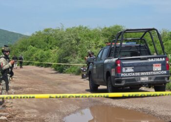 Localizan cuerpo envuelto en una cobija y plástico negro en camino de terracería de Tepuche