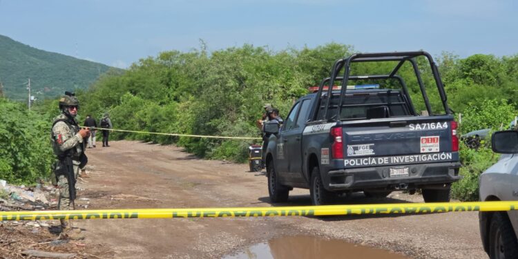 Localizan cuerpo envuelto en una cobija y plástico negro en camino de terracería de Tepuche
