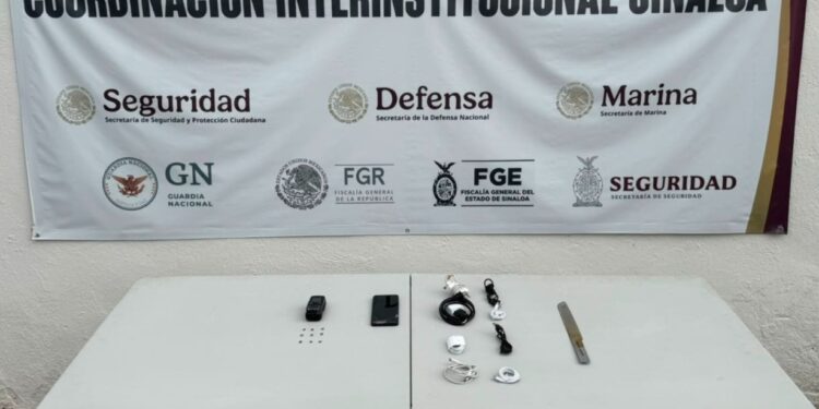 Tras revisión en el Centro Penitenciario de Aguaruto, en Culiacán, el Grupo Interinstitucional asegura teléfono, radio de comunicación y otros objetos prohibidos