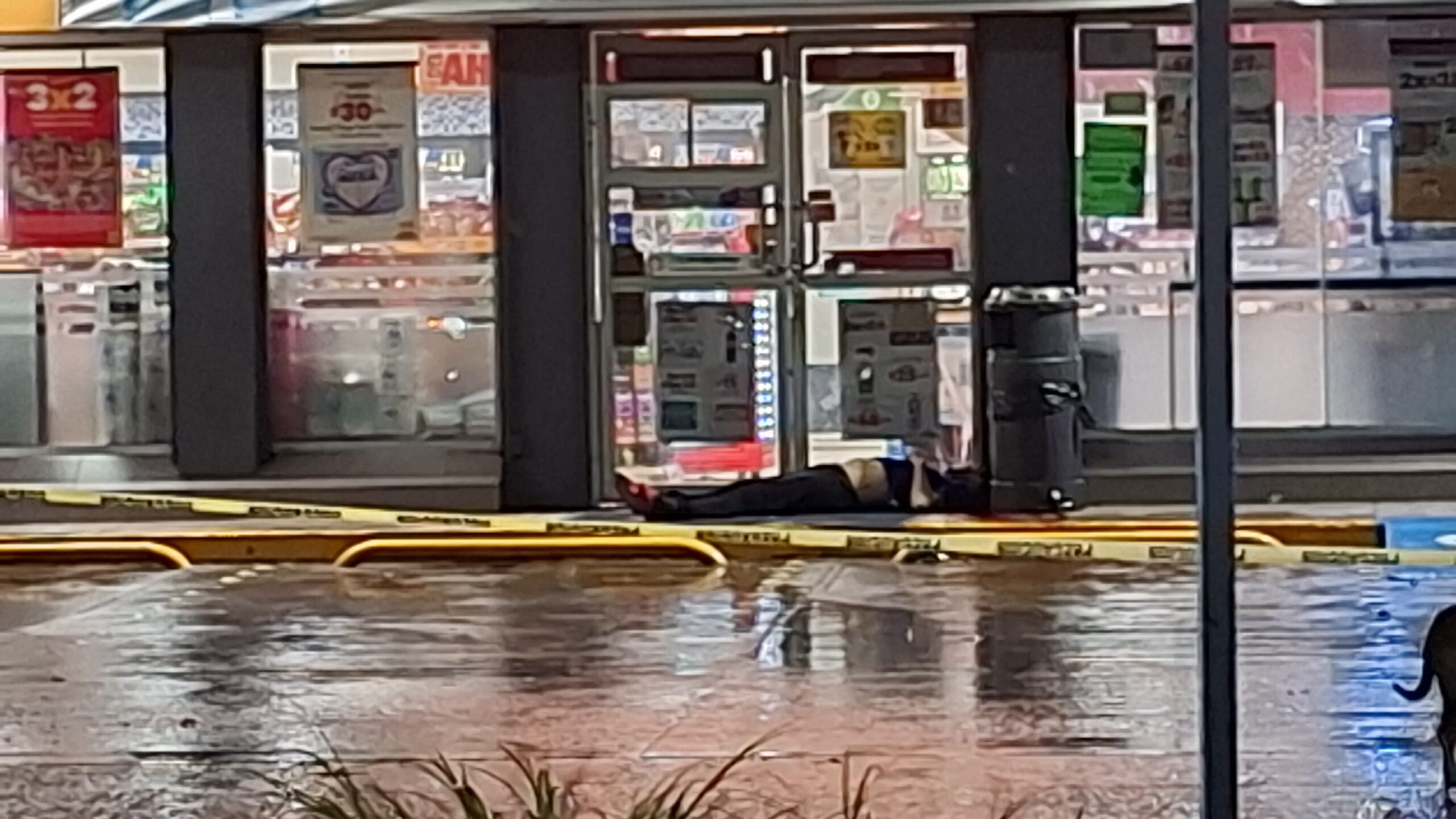 Asesinan a balazos a un hombre frente a un Oxxo en la colonia Emiliano Zapata