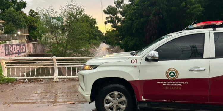 Lluvias movilizan a Protección Civil: rescatan a cuatro personas y atienden más de 20 emergencias en Culiacán