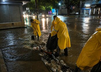 Activa Ayuntamiento limpieza de rejillas y bocatormentas durante y después de las lluvias