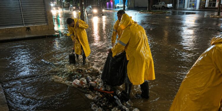 Activa Ayuntamiento limpieza de rejillas y bocatormentas durante y después de las lluvias