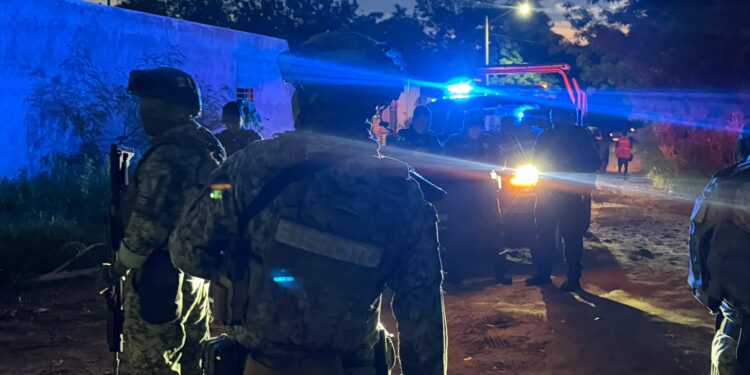 Localizan cuerpo envuelto en una cobija junto a un colchón en una brecha al norte de Culiacán