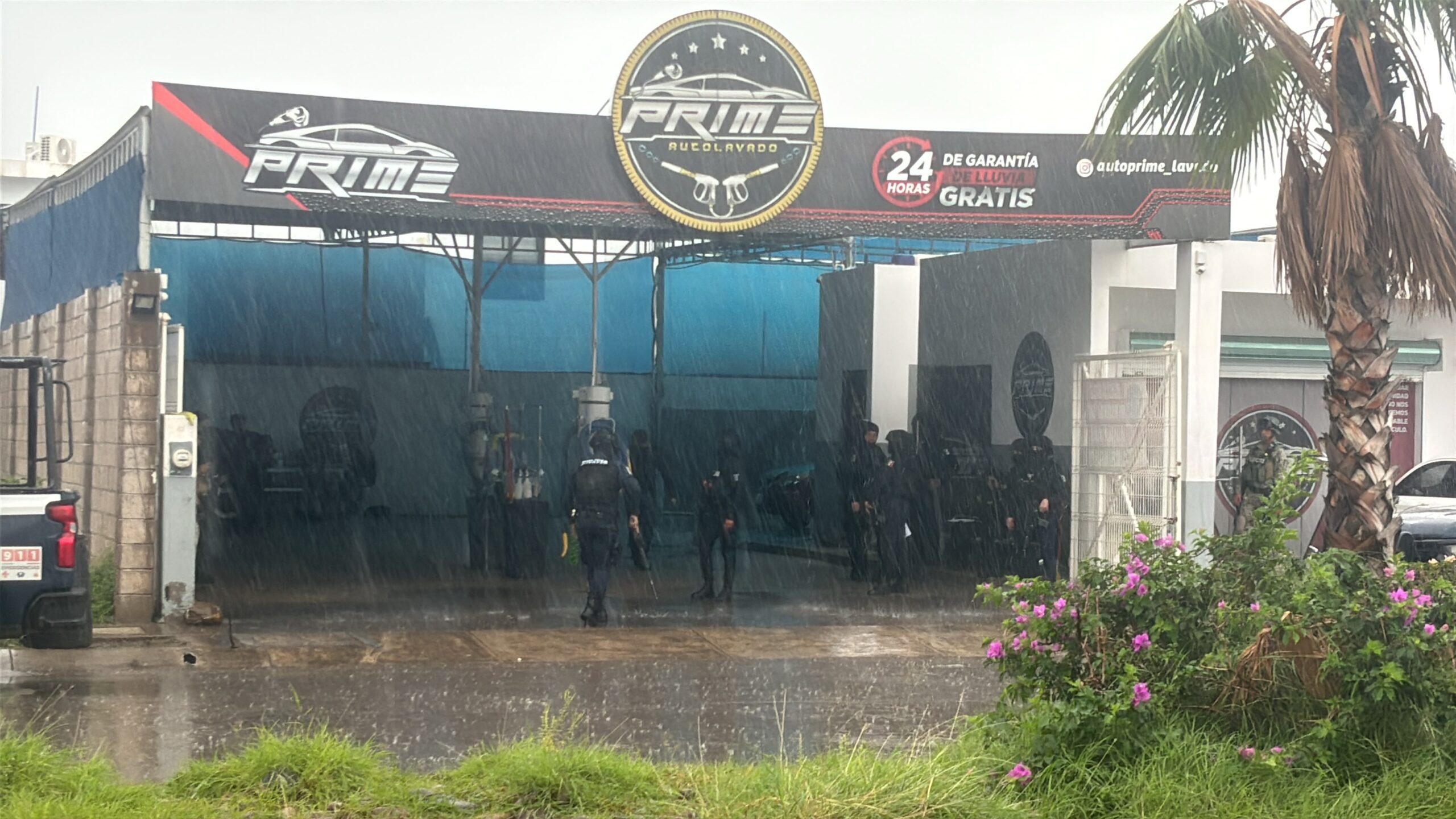 Aseguran vehículo con reporte de robo durante operativo en autolavado de Culiacán