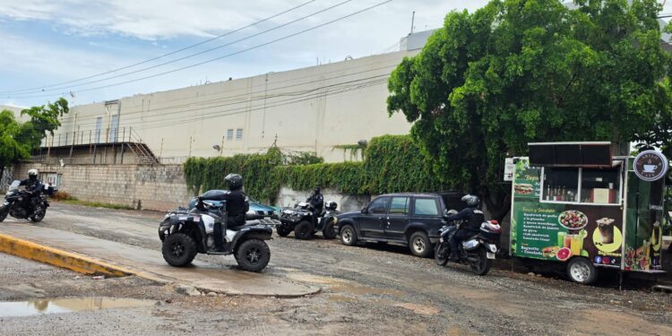 Sujeto vestido de negro asalta cajas de Banco Azteca en plaza comercial de Culiacán