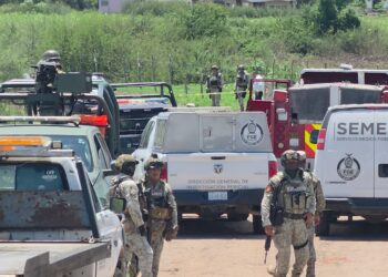 Muere un hombre ahogado tras caer una camioneta a un canal en Navolato; dos resultan lesionados