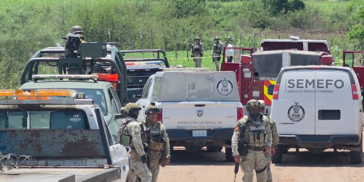 Muere un hombre ahogado tras caer una camioneta a un canal en Navolato; dos resultan lesionados