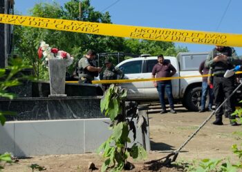 Localizan asesinados a balazos a dos hombres junto a carretera Badiraguato-Surutato