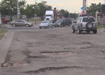 Lluvias dejan baches en calles de Culiacán; Ayuntamiento atiende reportes