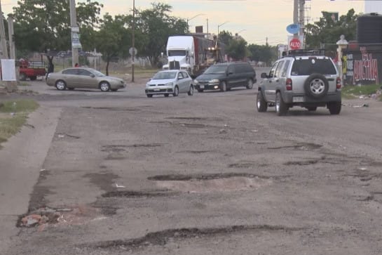 Lluvias dejan baches en calles de Culiacán; Ayuntamiento atiende reportes