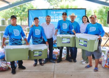 Alcalde de Badiraguato refrenda su compromiso a pescadores de El Varejonal; José Paz López entrega apoyos alimenticios y hieleras