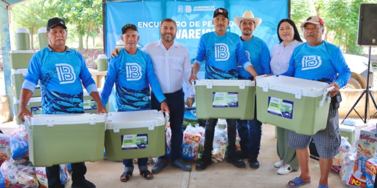Alcalde de Badiraguato refrenda su compromiso a pescadores de El Varejonal; José Paz López entrega apoyos alimenticios y hieleras