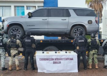 Aseguran camioneta con blindaje artesanal y municiones en Culiacán