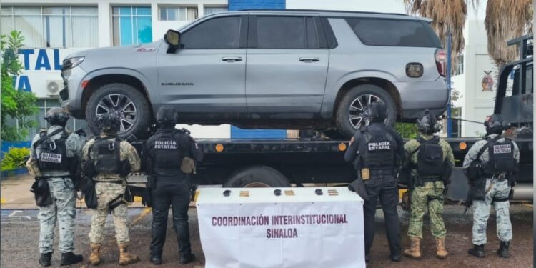 Aseguran camioneta con blindaje artesanal y municiones en Culiacán